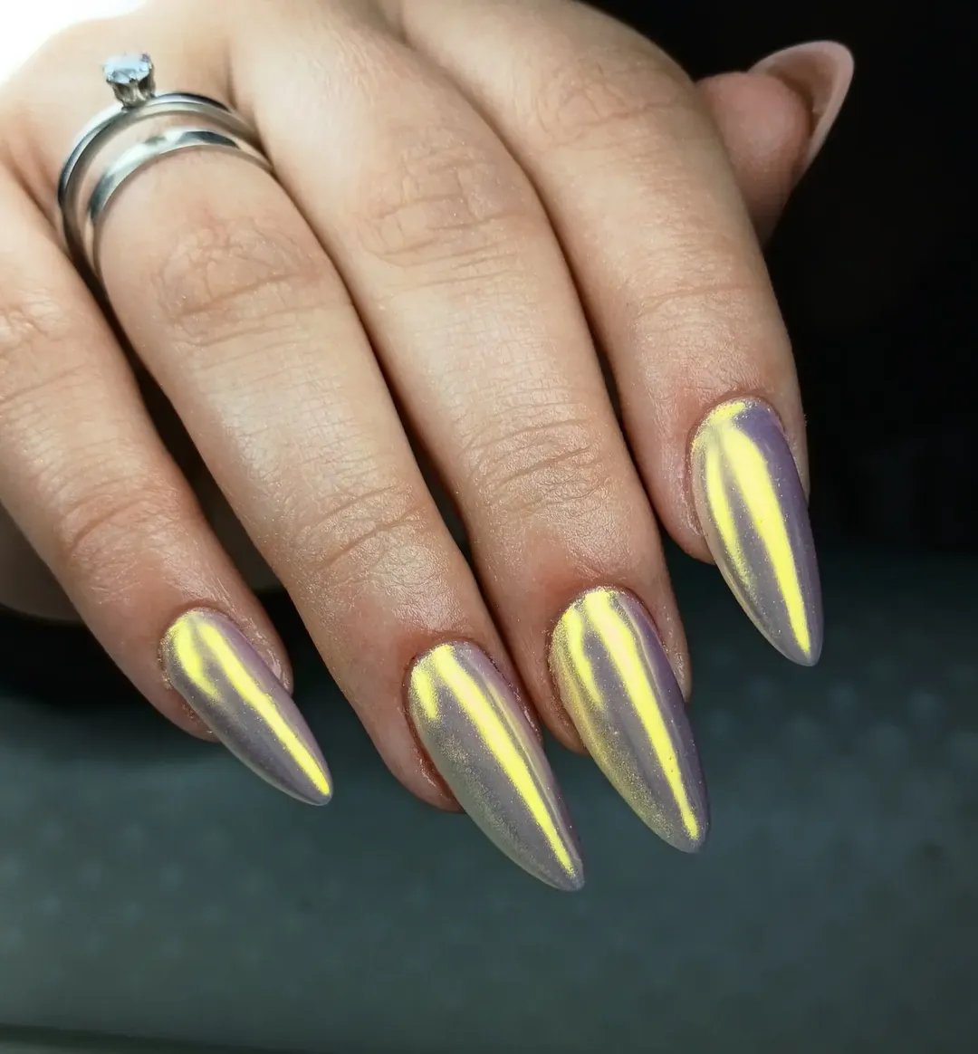 Unhas stiletto com efeito cromado amarelo