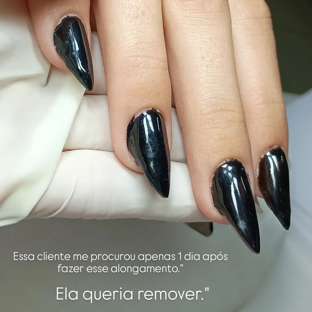 Alongamento stiletto com esmalte preto brilhante