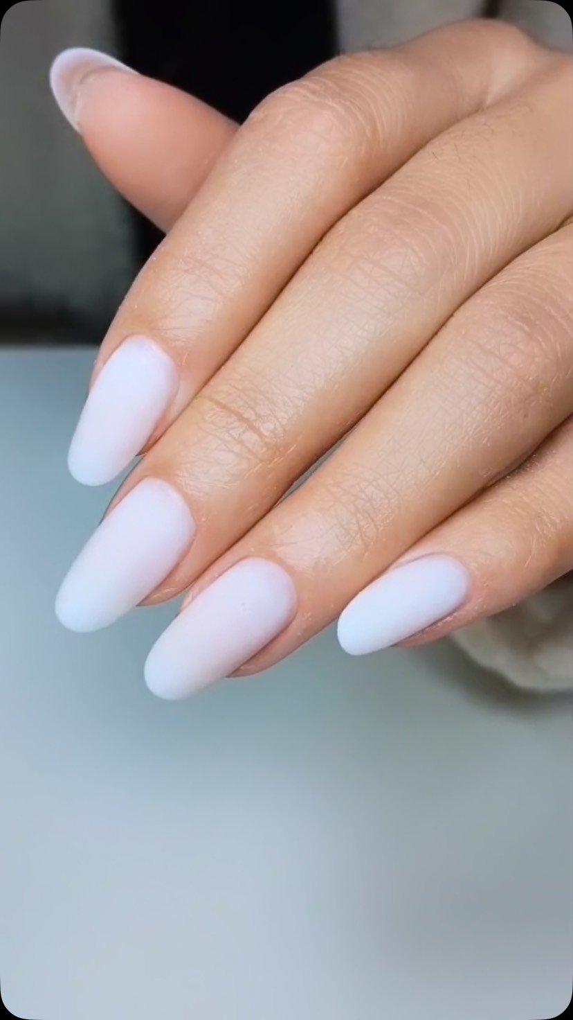 Alongamento nude glossy em formato amêndoa